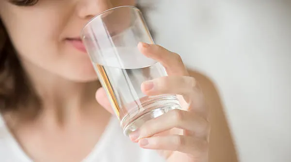 wanita sedang minum air putih